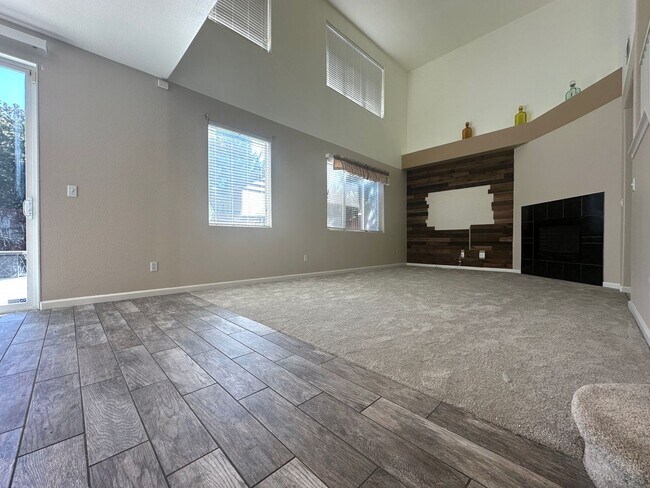 Lovely 3 Bed, 2.5 Bath with private backyard photo 5