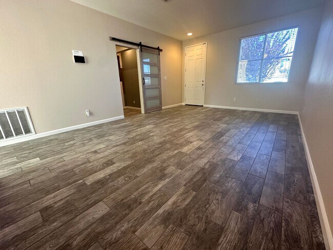 Lovely 3 Bed, 2.5 Bath with private backyard photo 4