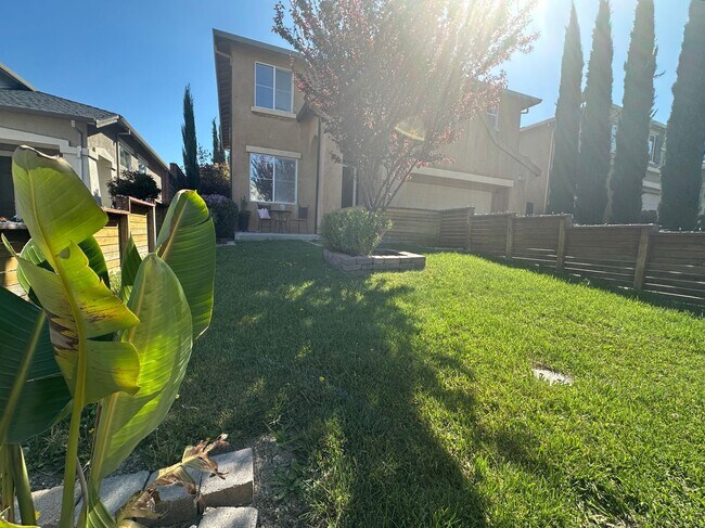 Lovely 3 Bed, 2.5 Bath with private backyard photo 2