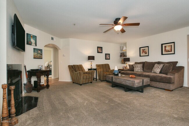 5104 N 32nd St Phoenix, AZ 85018 photo 2
