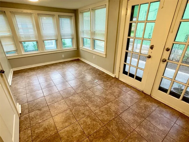 2612 E 2nd St Austin, TX 78702 photo 2