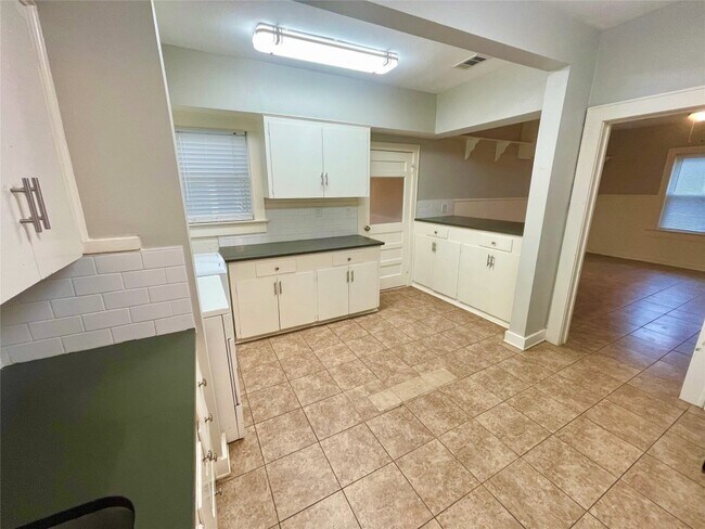 2612 E 2nd St Austin, TX 78702 photo 5