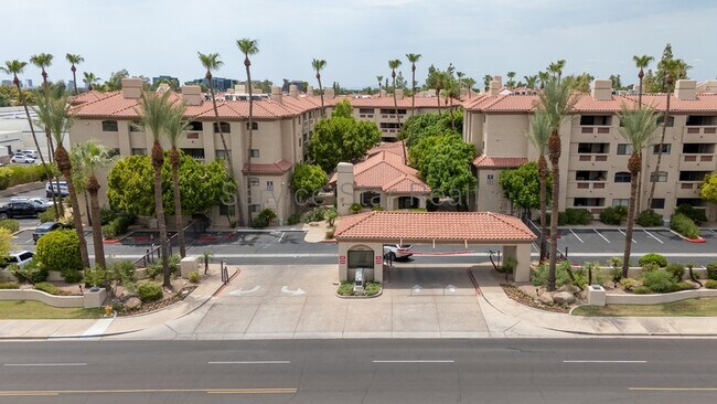 5104 N 32nd St Phoenix, AZ 85018 photo 2