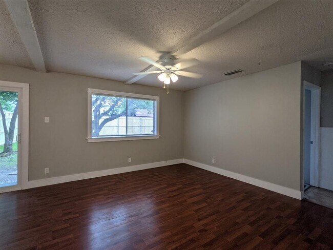 2121 Travis Drive, Carrollton, TX 75006 photo 5