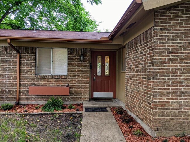 2121 Travis Drive, Carrollton, TX 75006 photo 2