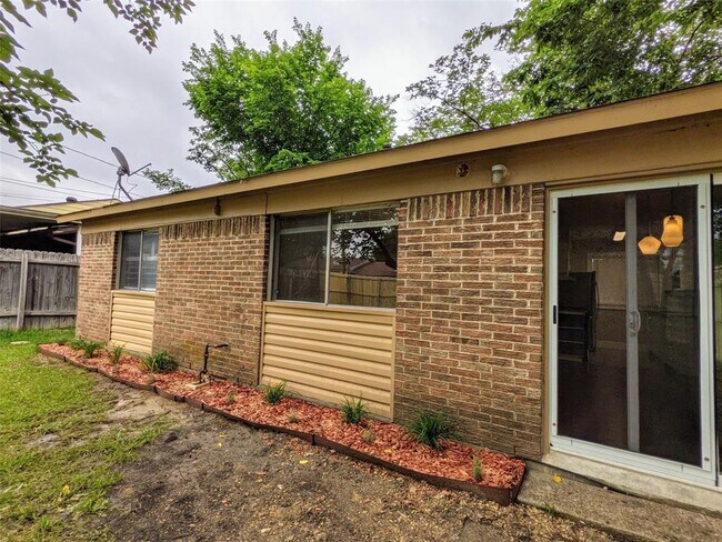 2121 Travis Drive, Carrollton, TX 75006 photo 3