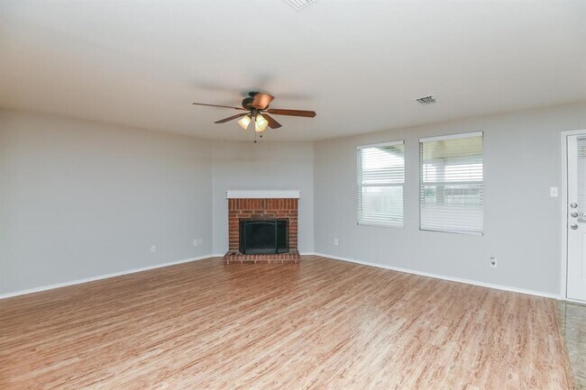 1000 Bumble Bee Drive, Lancaster, TX 75134 photo 2