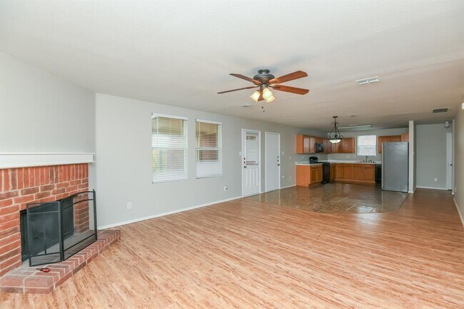 1000 Bumble Bee Drive, Lancaster, TX 75134 photo 3