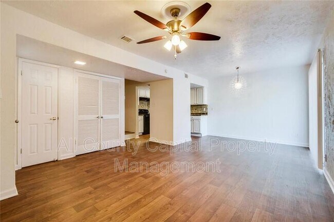 300 Carmen Ct Austin, TX 78752 photo 2