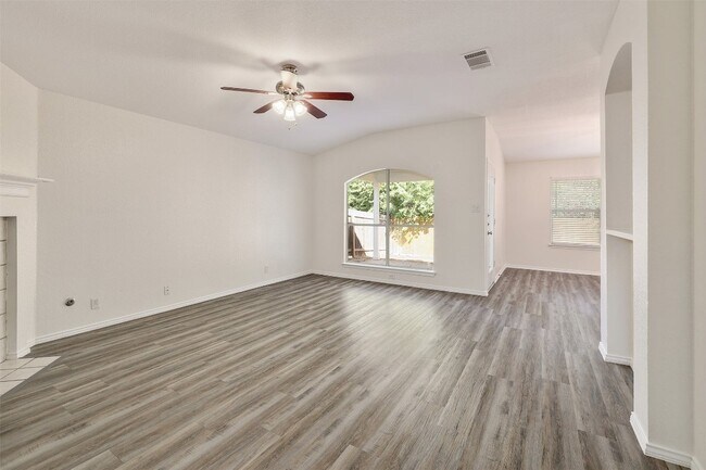 9724 Copper Creek Dr Austin, TX 78729 photo 4