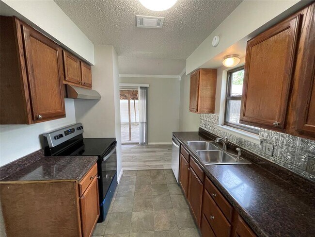 1008 Wake Drive, Richardson, TX 75081 photo 4