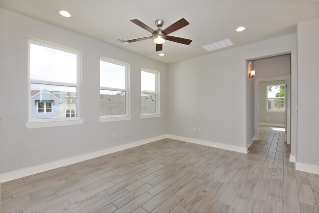 2004 Warely Ln Austin, TX 78741 photo 4