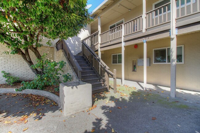 805 W 9th St Santa Rosa, CA 95401 photo 4