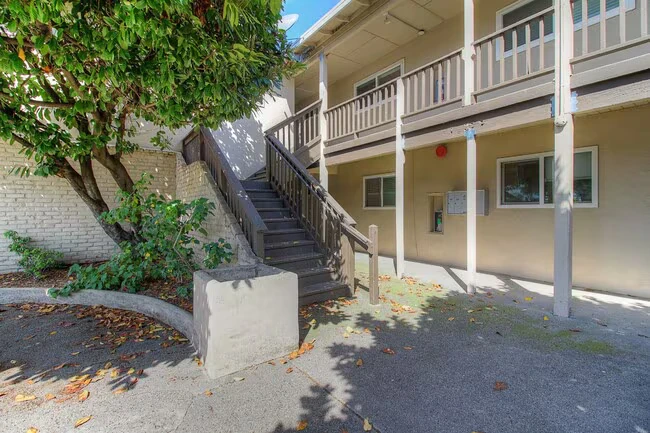 805 W 9th St Santa Rosa, CA 95401 photo 4