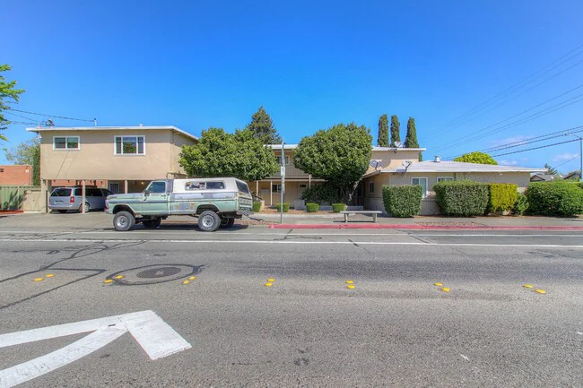 805 W 9th St Santa Rosa, CA 95401 photo 3