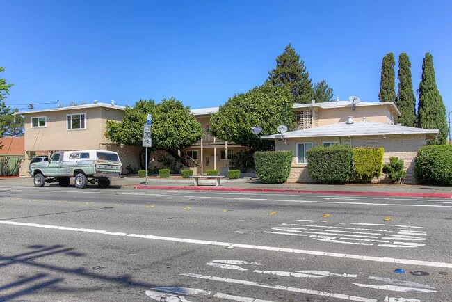805 W 9th St Santa Rosa, CA 95401 photo 2