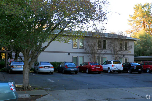 2BR/1BA Apartment on Walnut St · Napa photo 2