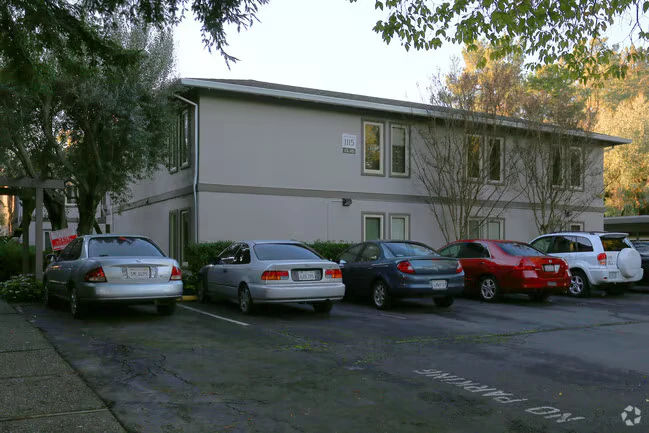 2BR/1BA Apartment on Walnut St · Napa photo 5