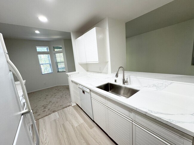 Perfect Shape Upgraded Pleasanton Condo with many Extras photo 3