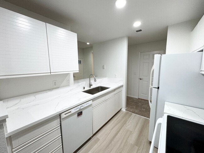 Perfect Shape Upgraded Pleasanton Condo with many Extras photo 2