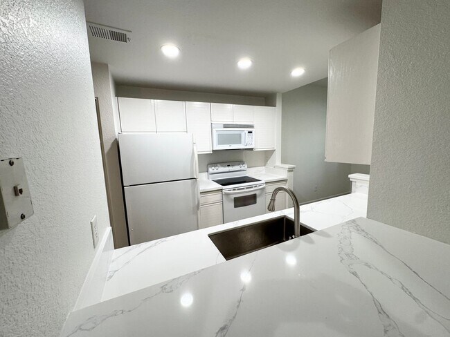 Perfect Shape Upgraded Pleasanton Condo with many Extras photo 5