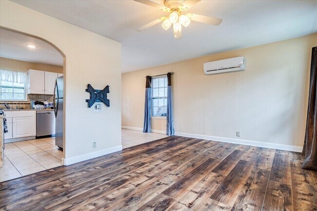 301 E Powell Ln Austin, TX 78753 photo 4