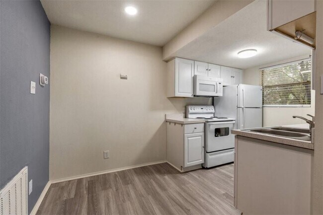 710 E Dean Keeton St Austin, TX 78705 photo 2