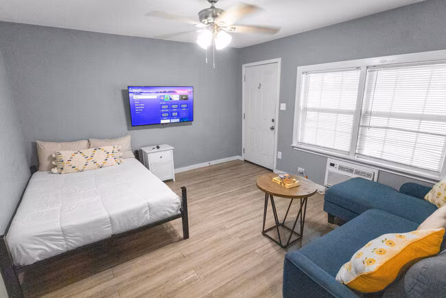 Bristol Oaks Apartments photo 3