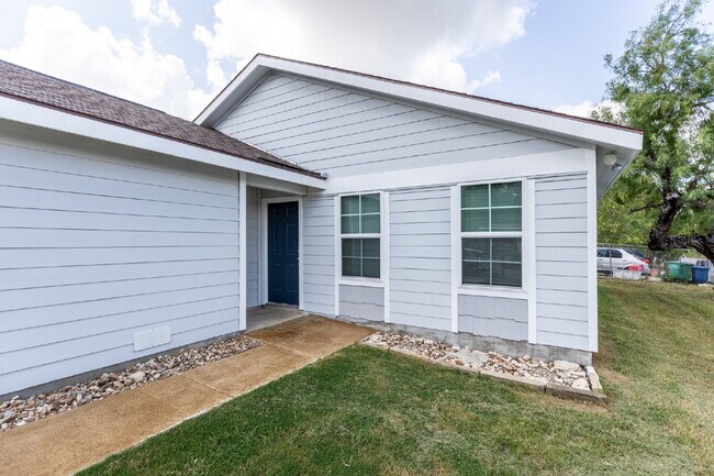 5534 Painted Horse St San Antonio, TX 78242 photo 4