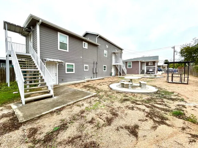 319 S Olive St San Antonio, TX 78203 photo 2