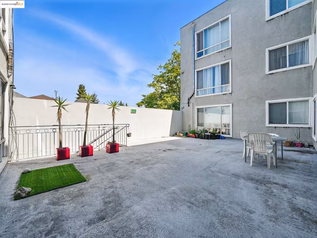 1515 14th Ave Oakland, CA 94606 photo 5