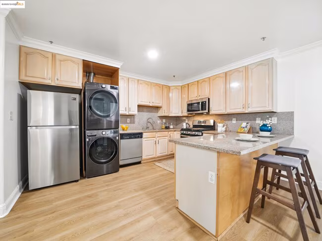 1515 14th Ave Oakland, CA 94606 photo 2