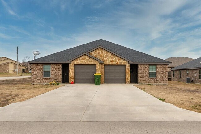 407 West Criner Street, Grandview, TX 76050 photo 2