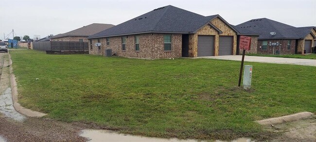 407 West Criner Street, Grandview, TX 76050 photo 4