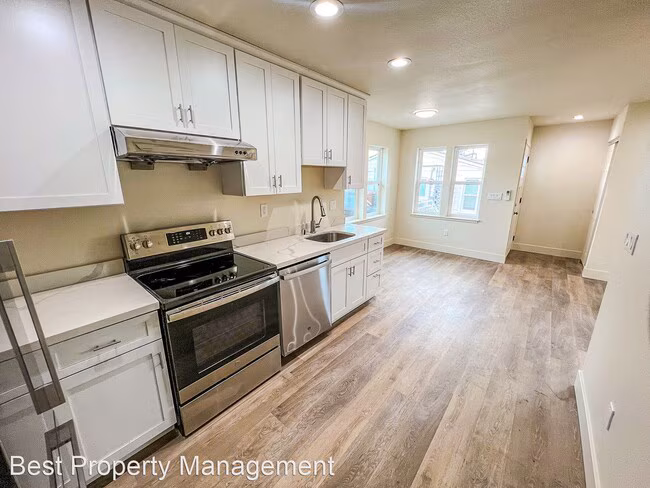 741 Fargo Ave photo 4