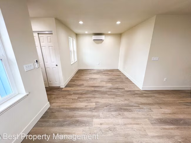 741 Fargo Ave photo 3
