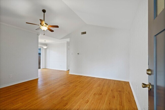 5305 West Gate Blvd Austin, TX 78745 photo 3
