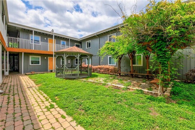2401 Manor Rd Austin, TX 78722 photo 3