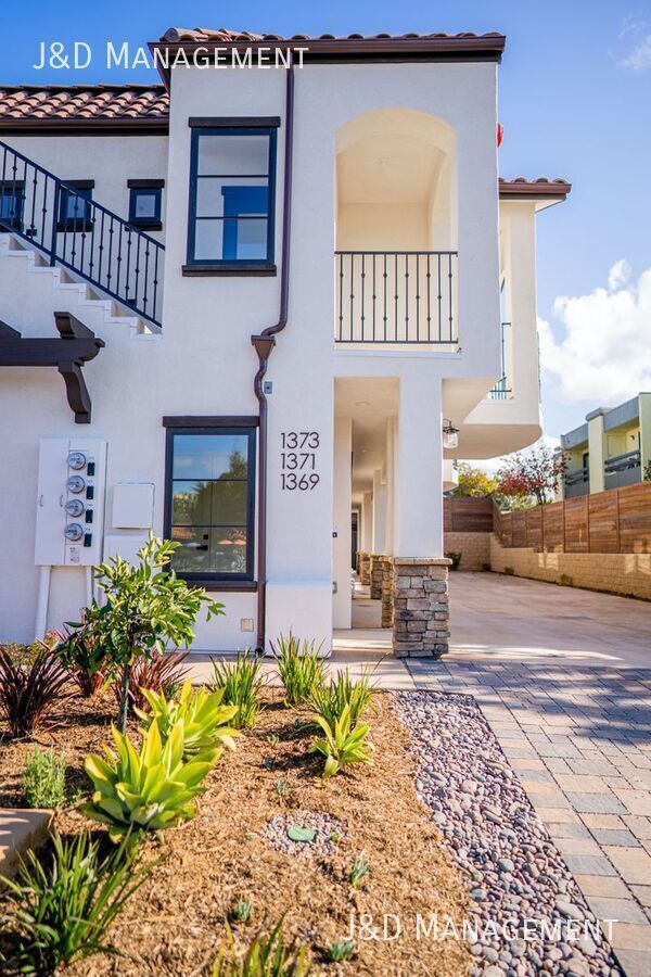 1371 N Vulcan Ave Encinitas, CA 92024 photo 2