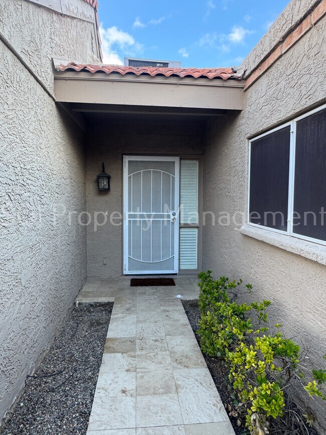 4040 E Larkspur Dr photo 2