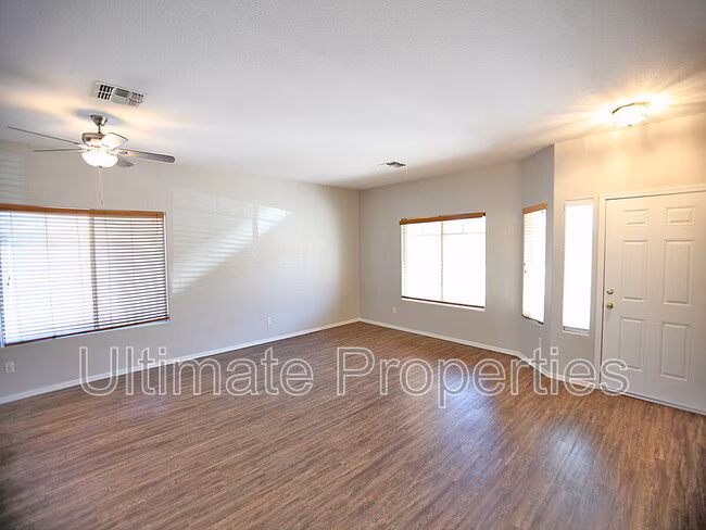 8336 W Pontiac Dr photo 2
