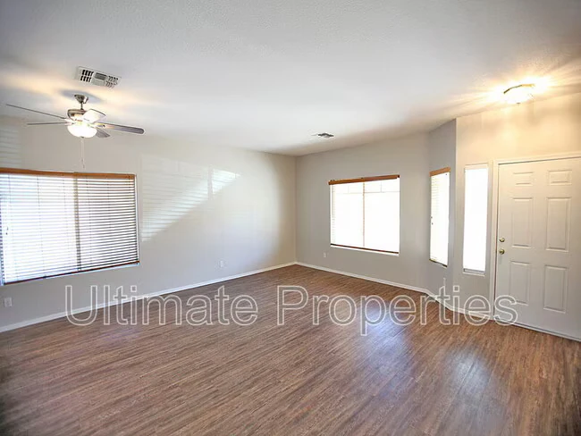 8336 W Pontiac Dr photo 2