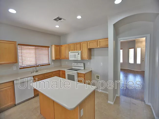 8336 W Pontiac Dr photo 3