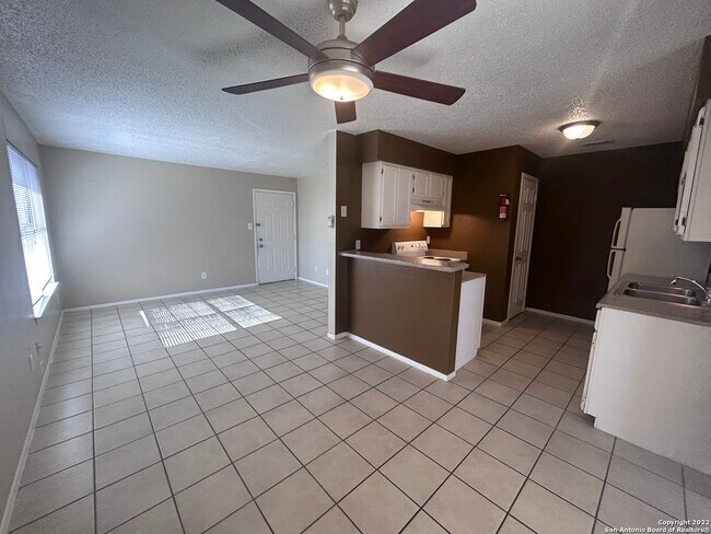 3616 Fairmeadows St San Antonio, TX 78211 photo 3