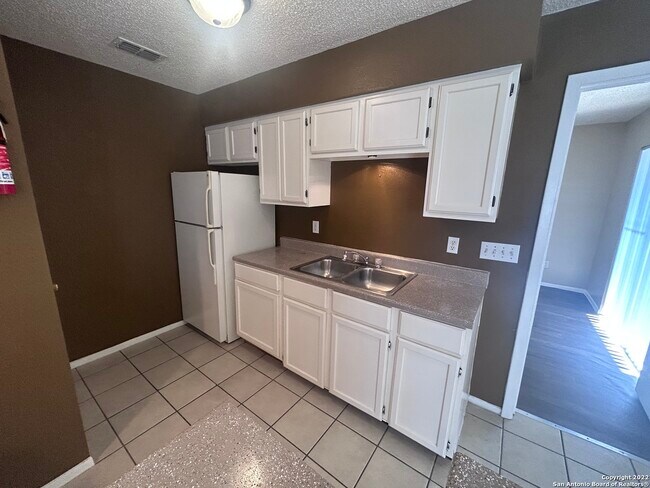 3616 Fairmeadows St San Antonio, TX 78211 photo 5