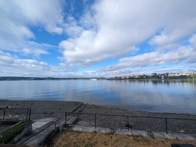 307 Shore Dr Bremerton, WA 98310 photo 2