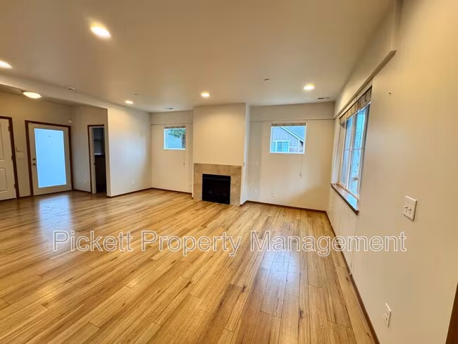 2402 Seringa Ave photo 5