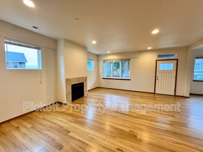 2402 Seringa Ave photo 4