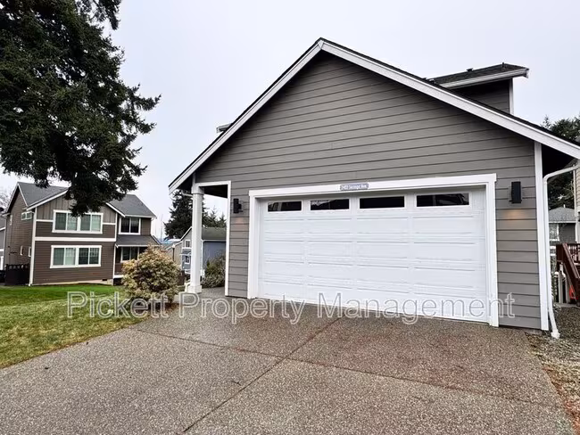 2402 Seringa Ave photo 3