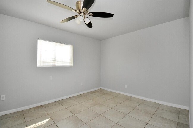 8127 COLONIAL LANE photo 2